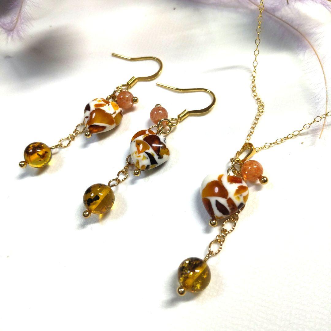 ハートクラッシュアンバー、サンストーンのピアスとネックレスセット