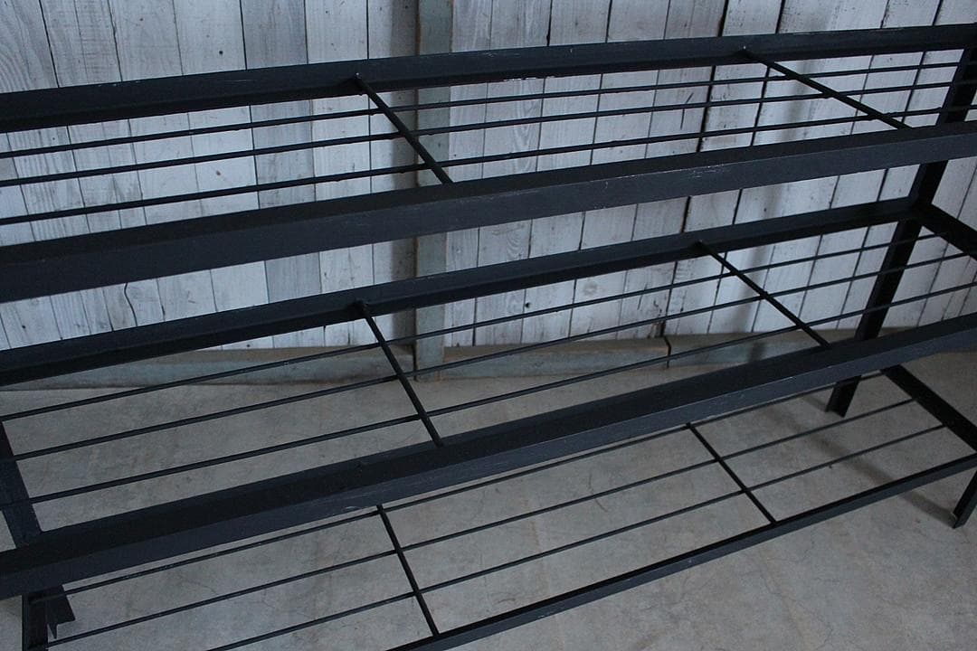 古いアイアンフレームと古材の収納棚　食器棚　オープンラック　靴棚　古家具