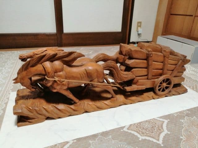 木彫荷馬車