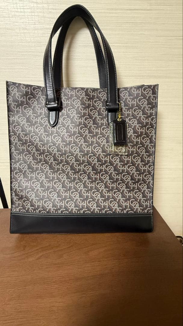 スタイリッシュなCOACHグラハムのシグネチャーバッグで上品で使いやすいモデル