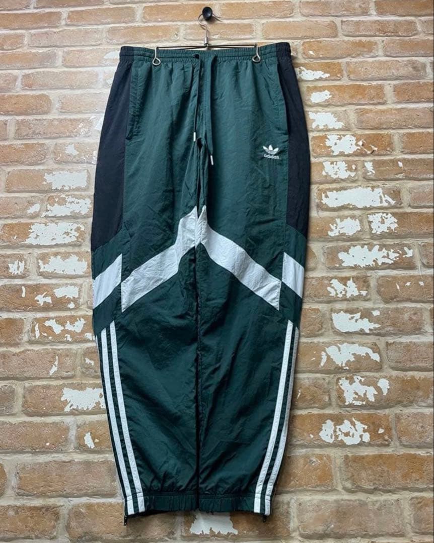 adidas ナイロンパンツ　トラックパンツ　トレフォイル　刺繍　アディダス　緑