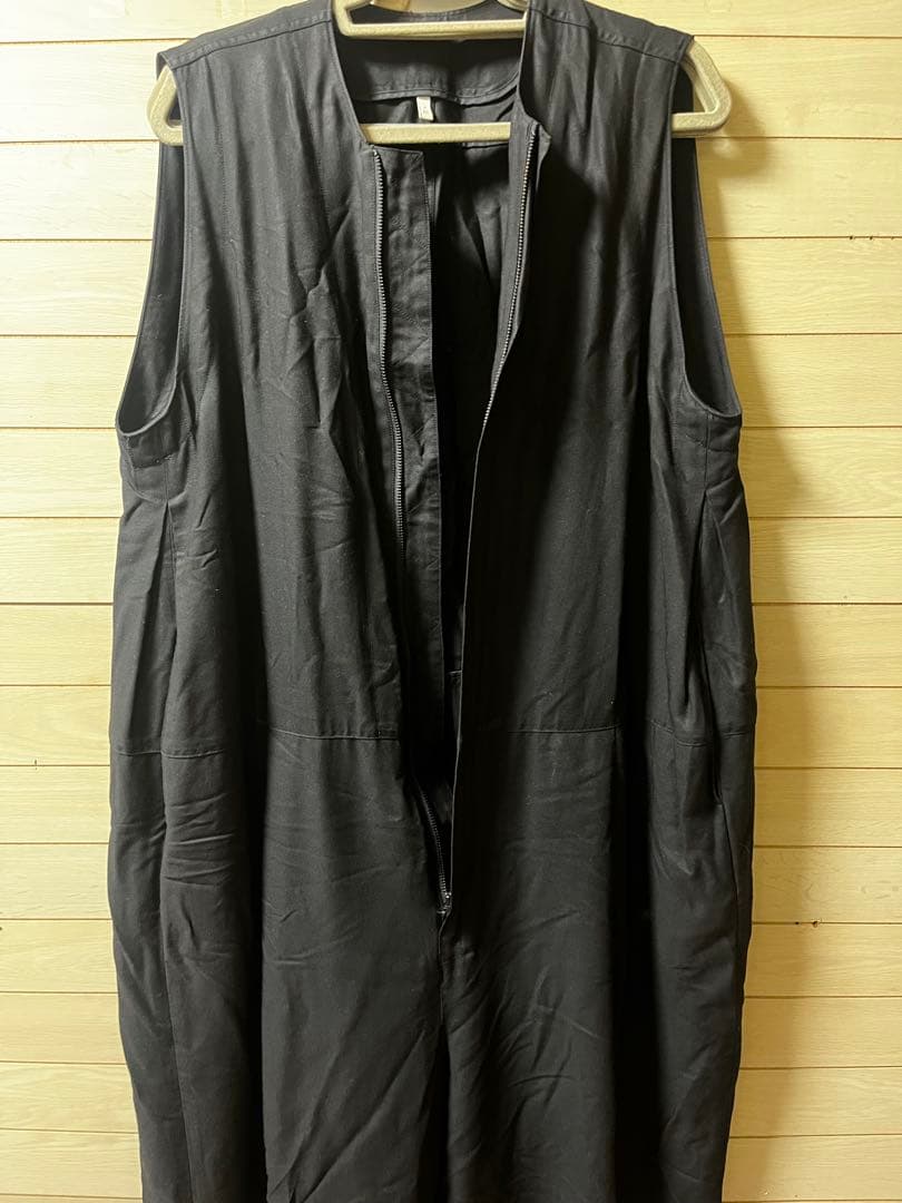 黒いノースリーブサロペット