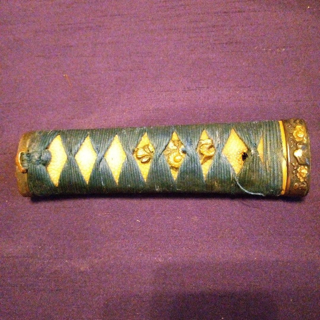 赤銅縁頭に孔雀と牡丹