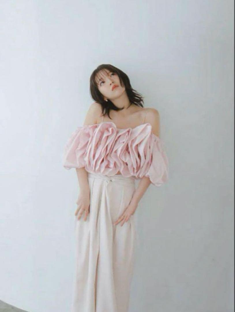 Andequal ボリュームオフショルダーブラウス