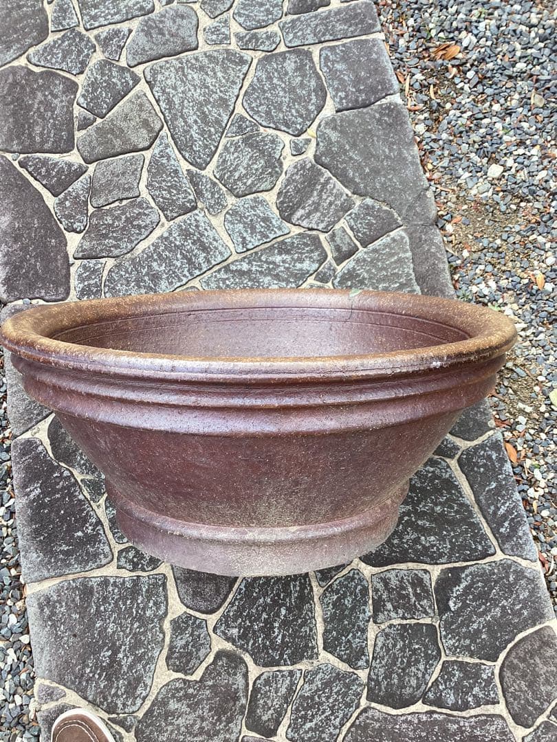 備前焼の大型植木鉢直径60㎝くらい　なかなか見ないと思います珍しい物です