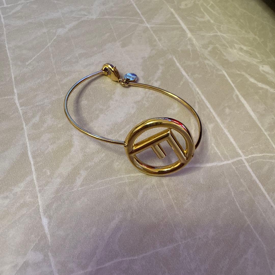 Fendi ゴールドロゴバングル