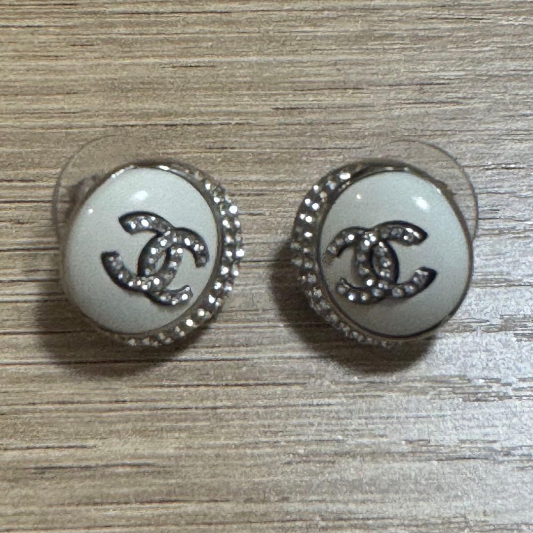 アキラ　正規品シャネル　ココマーク　ピアス　ホワイト　キラキラ