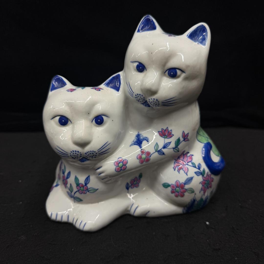 伊万里焼　花柄招き猫猫の置物 縁起物 商売繁盛 開運招福