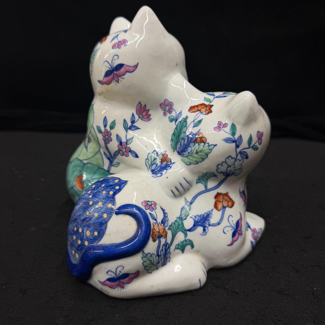 伊万里焼　花柄招き猫猫の置物 縁起物 商売繁盛 開運招福