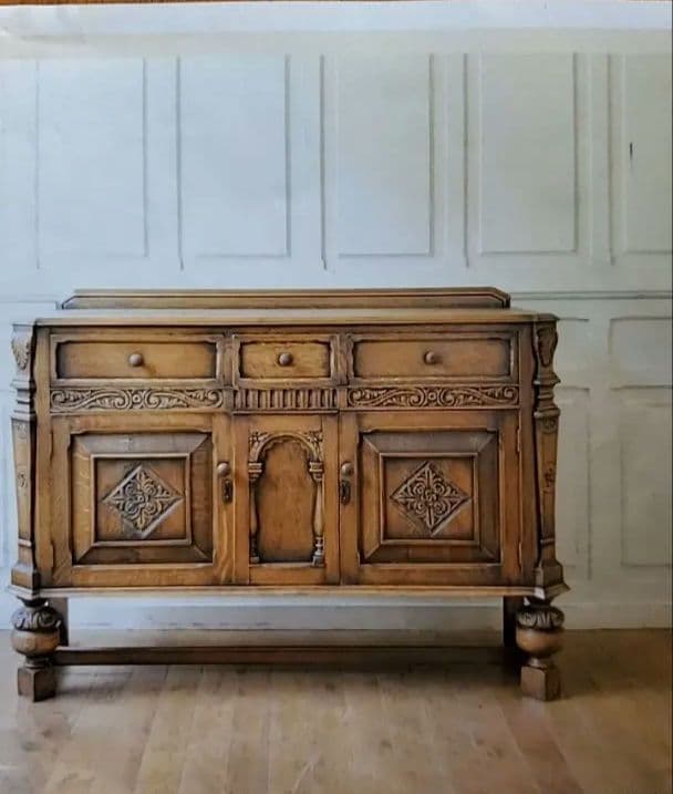 アンティーク家具　イギリス　木製彫刻サイドボード
