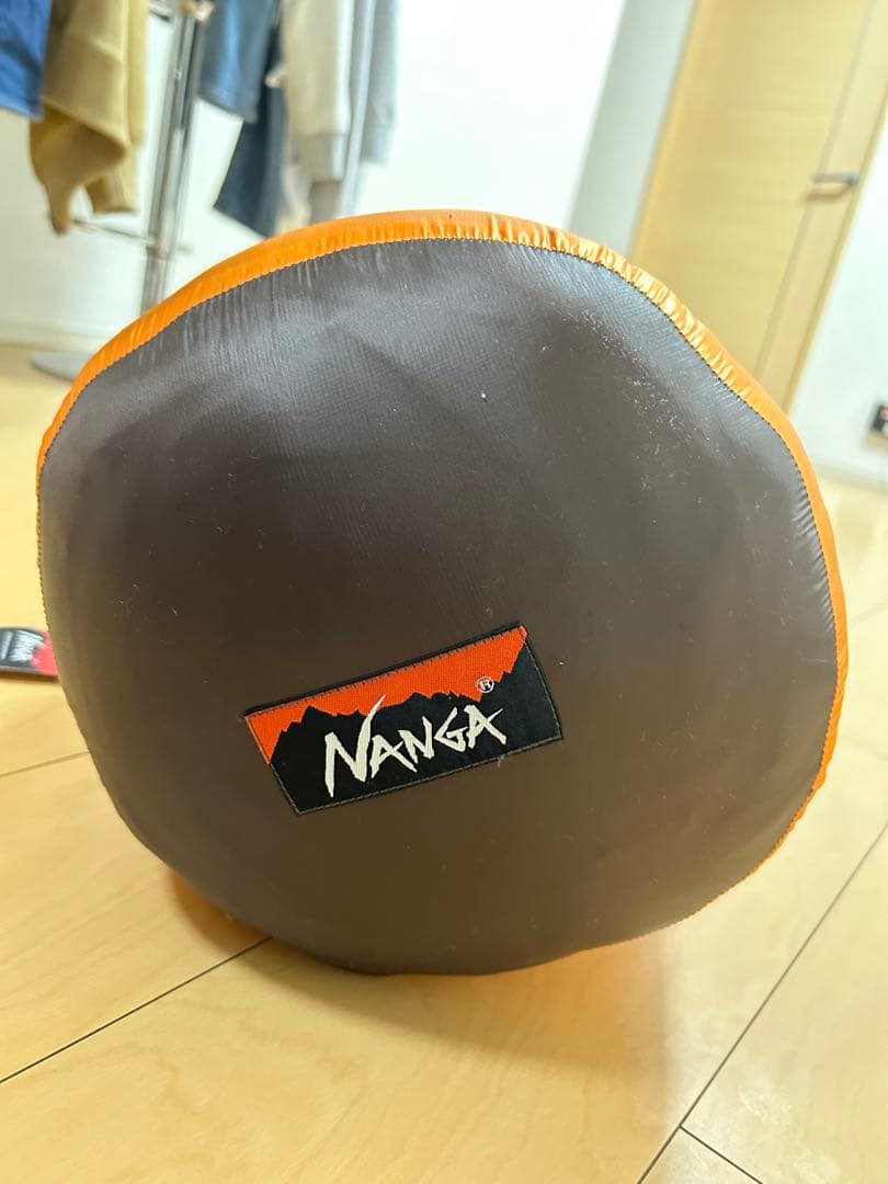 NANGA オレンジ色寝袋