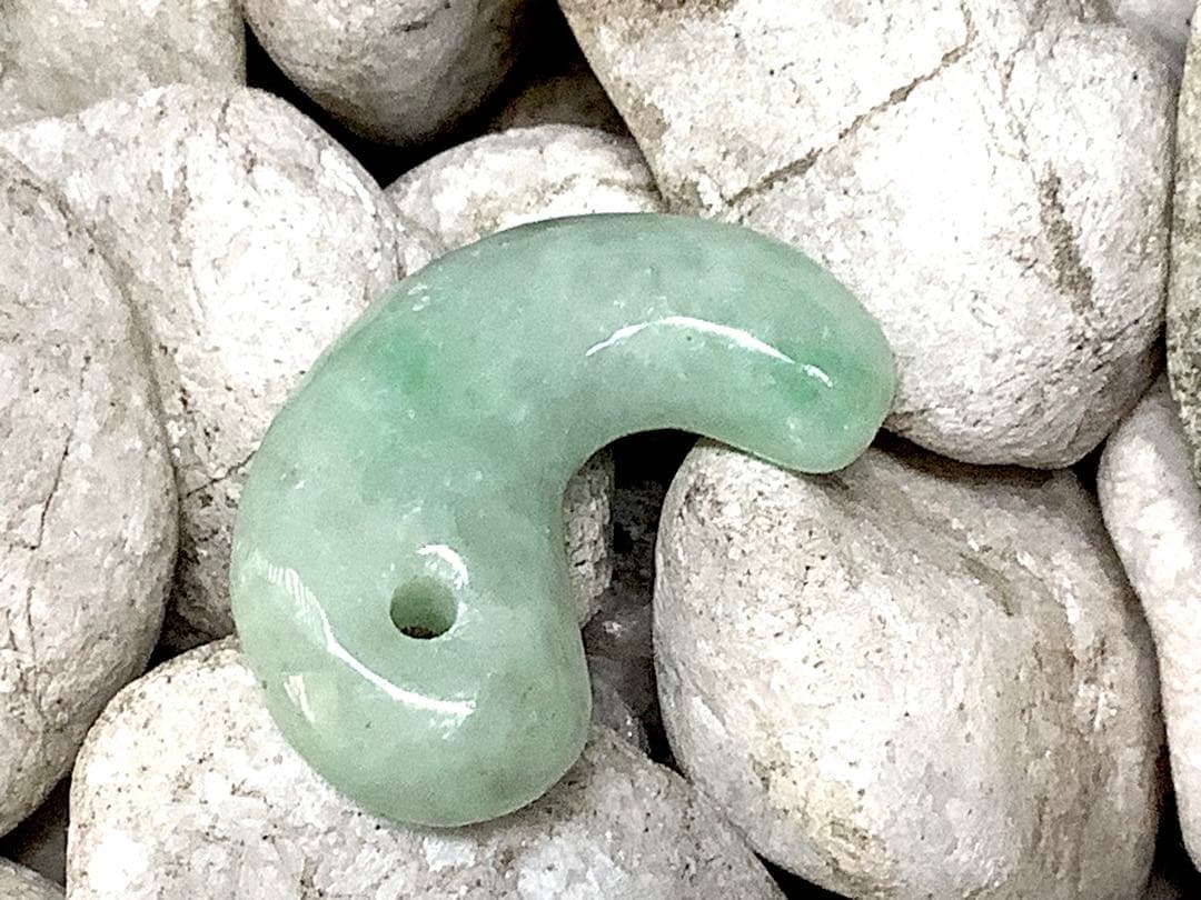 ✳極上高額翡翠勾玉‼️ 糸魚川翡翠ジェダイト　本物の守護石お守り　鑑別書付本物を‼️