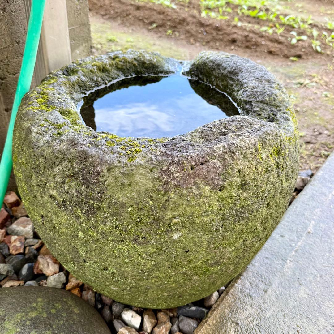 手彫りの天然石の手水鉢