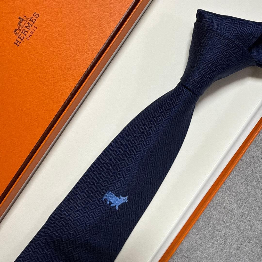 極美品　エルメス　ネクタイ　紺　H柄H織ファソネ　牛柄　シルクジャガード