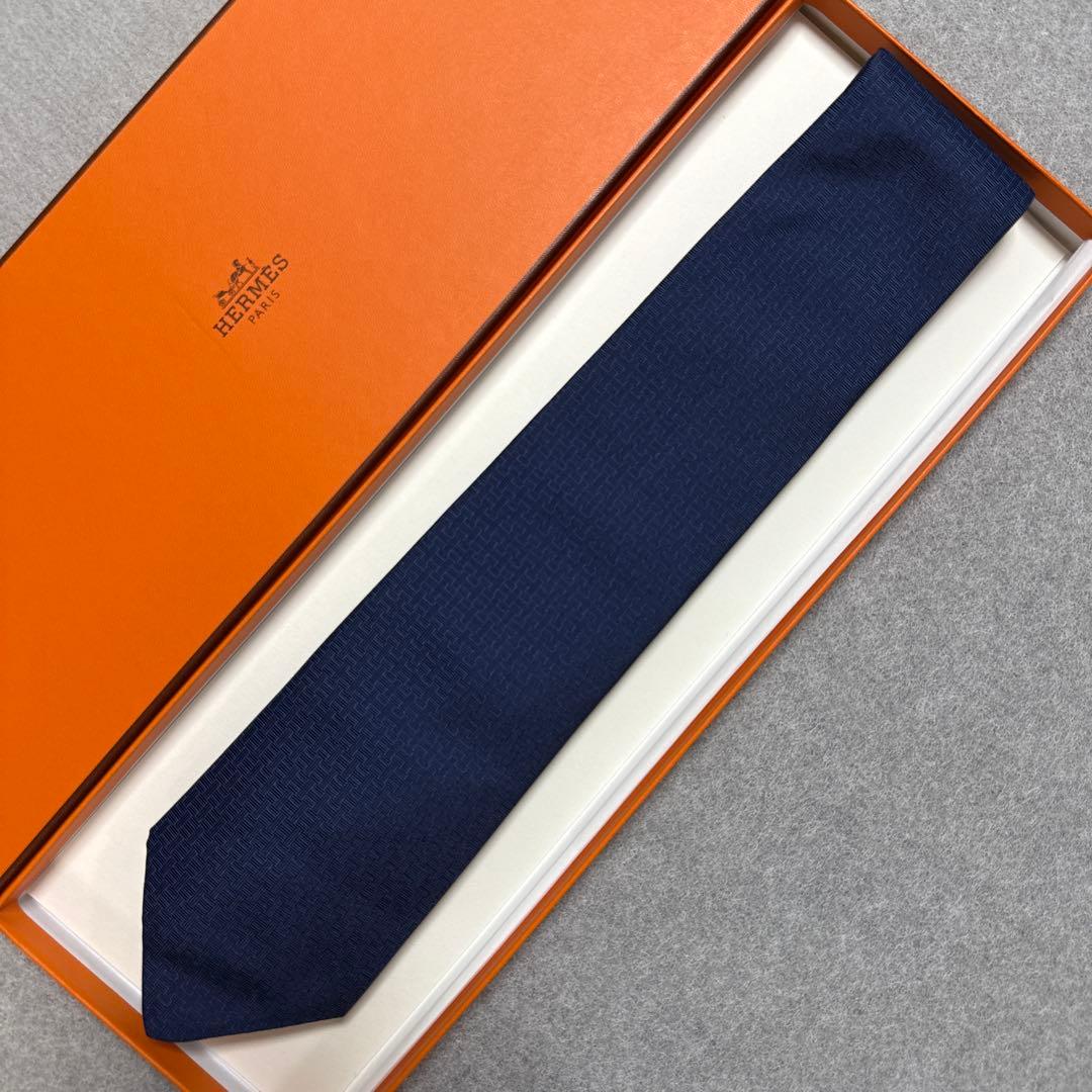 極美品　エルメス　ネクタイ　紺　H柄H織ファソネ　牛柄　シルクジャガード