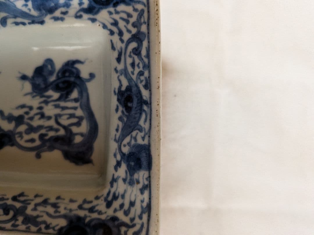 青い龍模様の長方形陶磁器皿