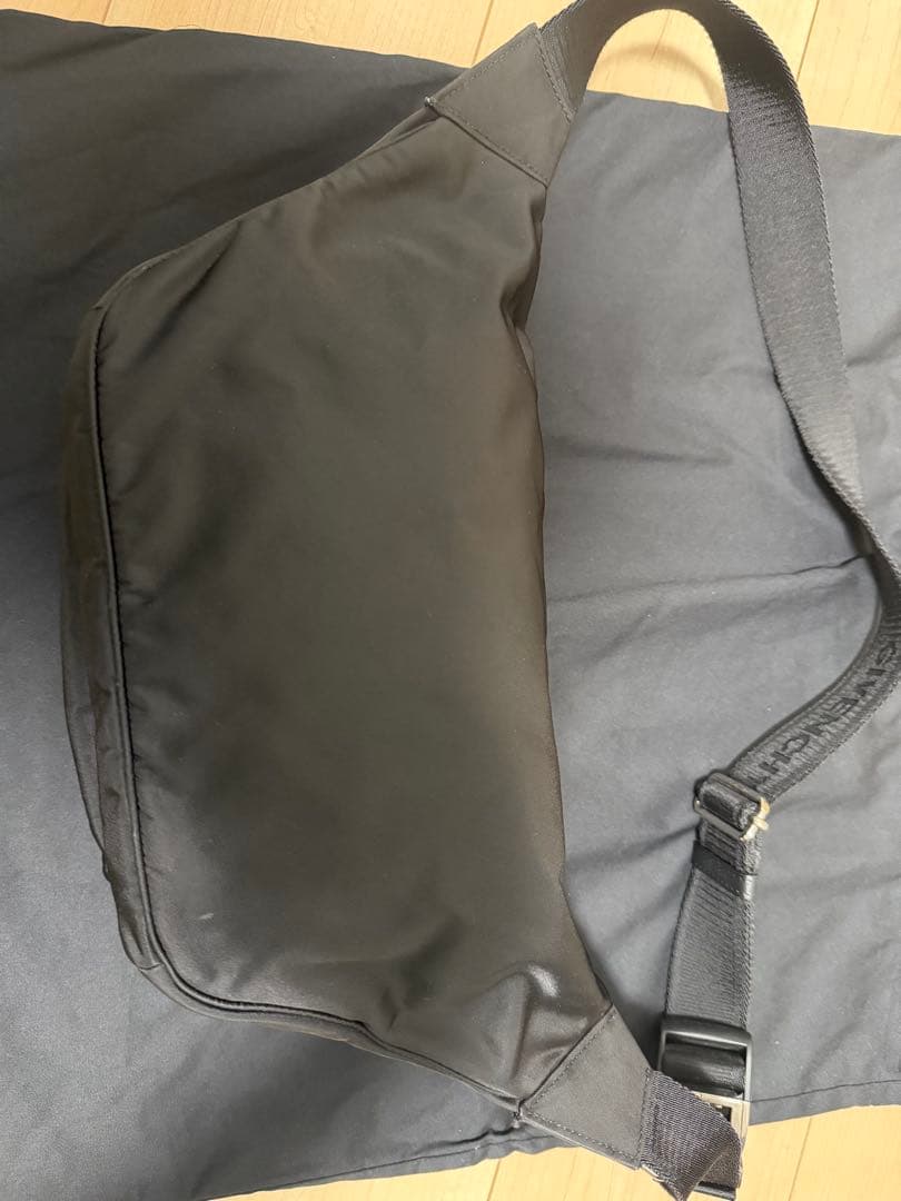 ジバンシー　エッセンシャル　ウエストポーチ　ボディバッグ　4Gpロゴ　黒