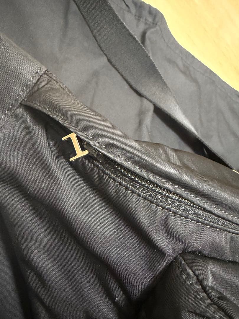 ジバンシー　エッセンシャル　ウエストポーチ　ボディバッグ　4Gpロゴ　黒