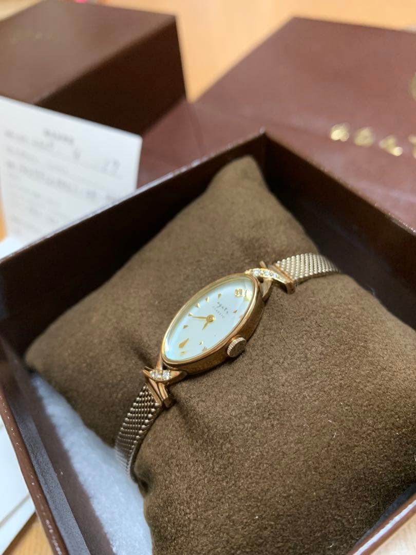 ななです。✨agete オーバルフェイスジュエリーウォッチ極美品です。