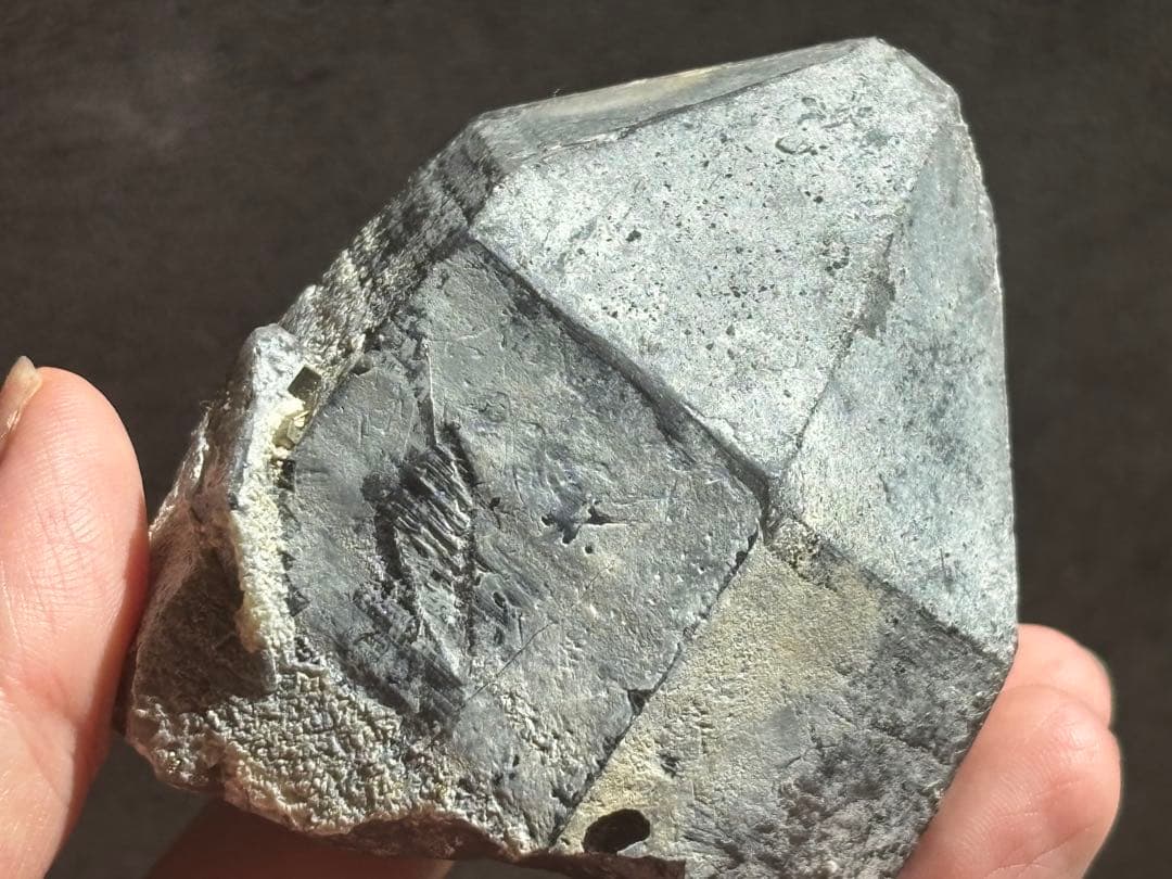 《スノーキャップモリオン原石＊パイライト共生》