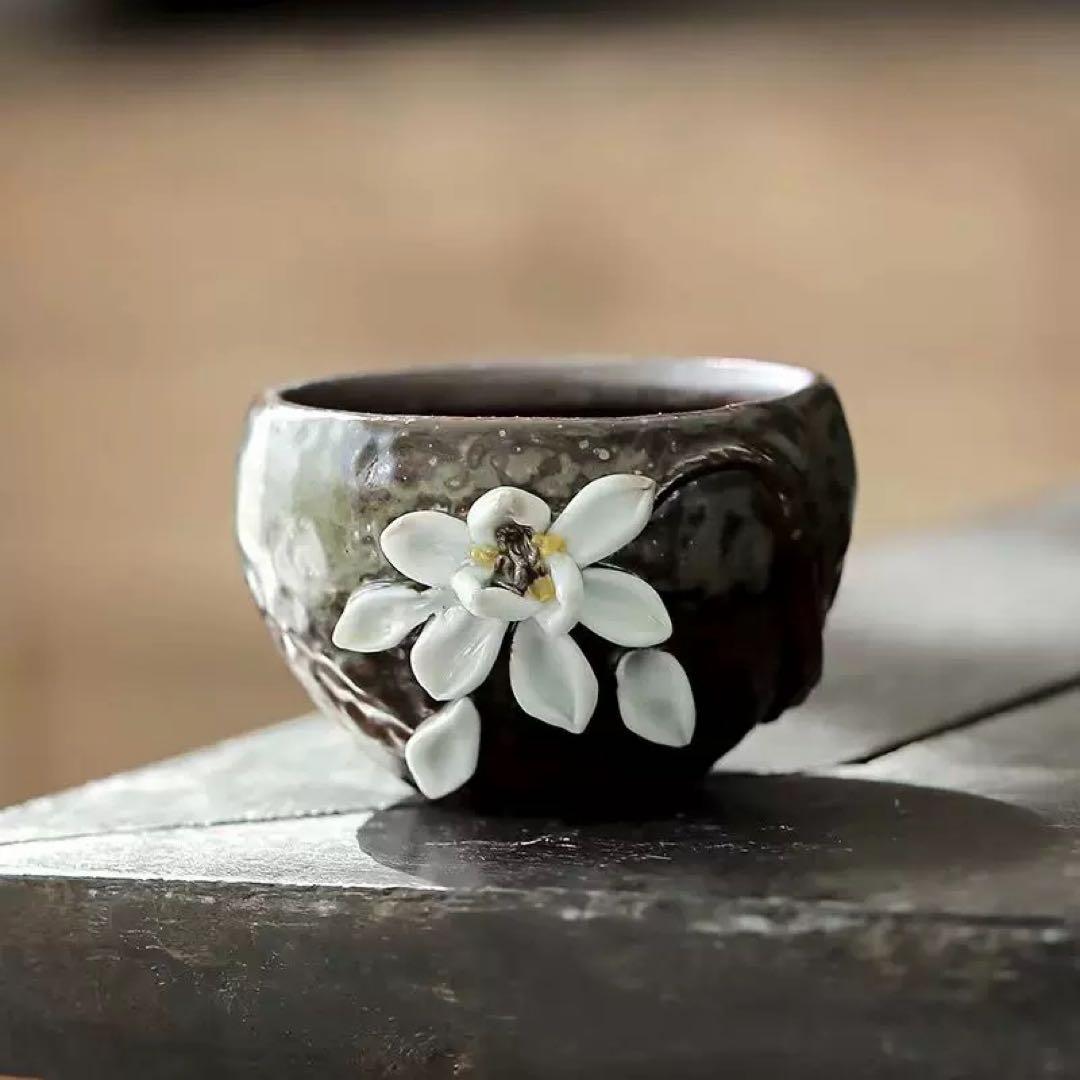 黒色 陶器製 茶碗 花のデザイン