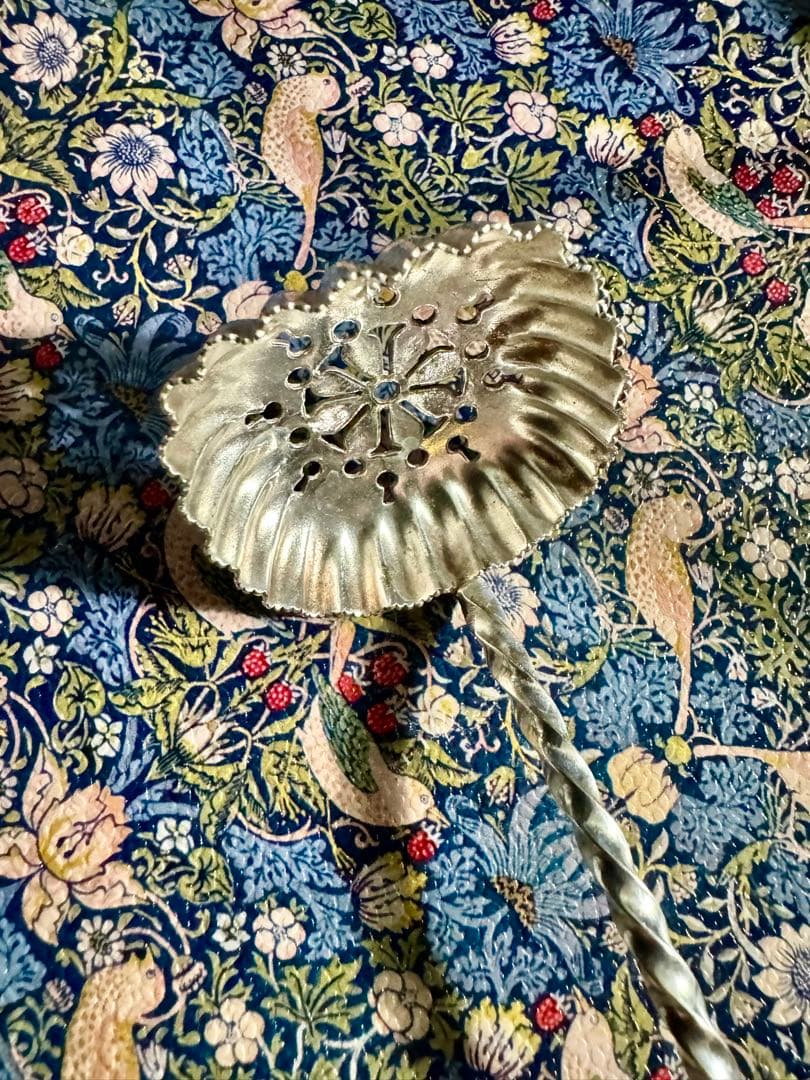 英国銀器　大振りのシフタースプーン　エリザベス女王の愛するスコーンとティータイム