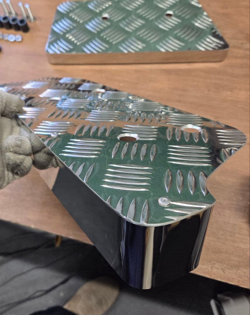 ピ*ん様 17スーパーグレート　サイドステップアルミ縞板×鏡面ステンボルトナット