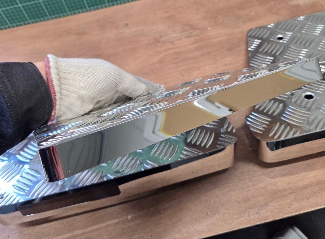 ピ*ん様 17スーパーグレート　サイドステップアルミ縞板×鏡面ステンボルトナット