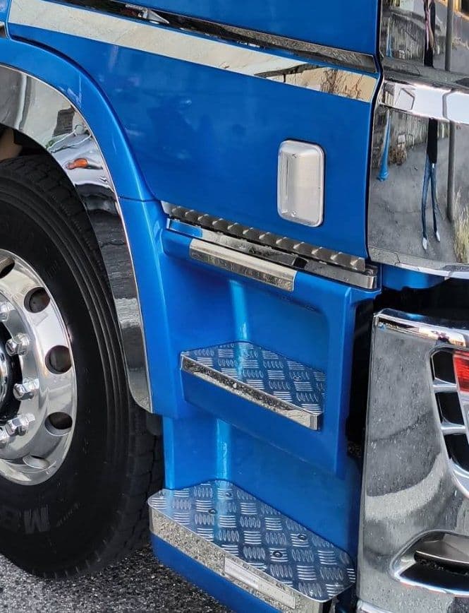 ピ*ん様 17スーパーグレート　サイドステップアルミ縞板×鏡面ステンボルトナット