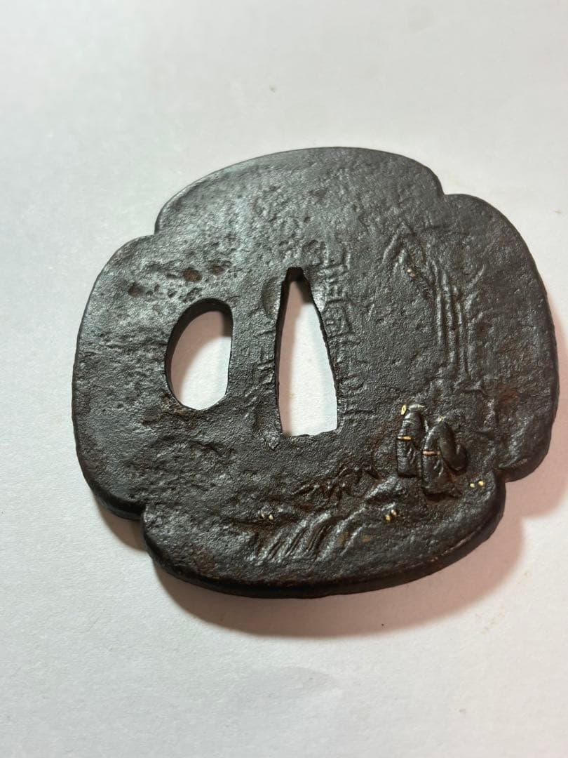 鐔鍔つば　山城国伏見住金家　在銘　唐人物　風景図　鉄地　江戸時代