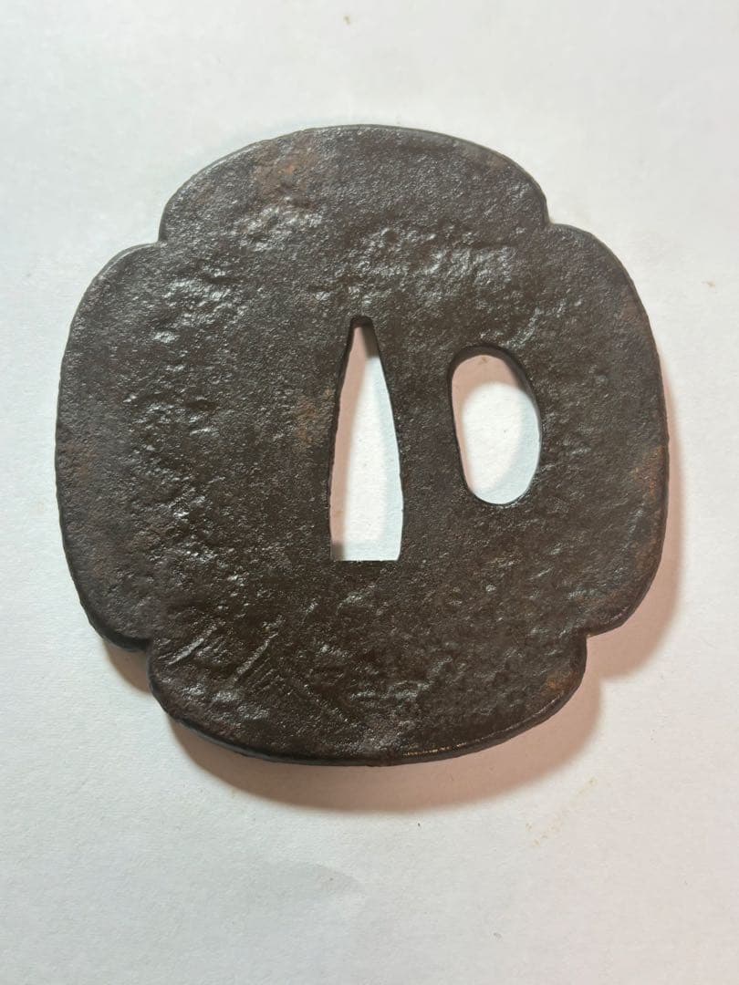 鐔鍔つば　山城国伏見住金家　在銘　唐人物　風景図　鉄地　江戸時代