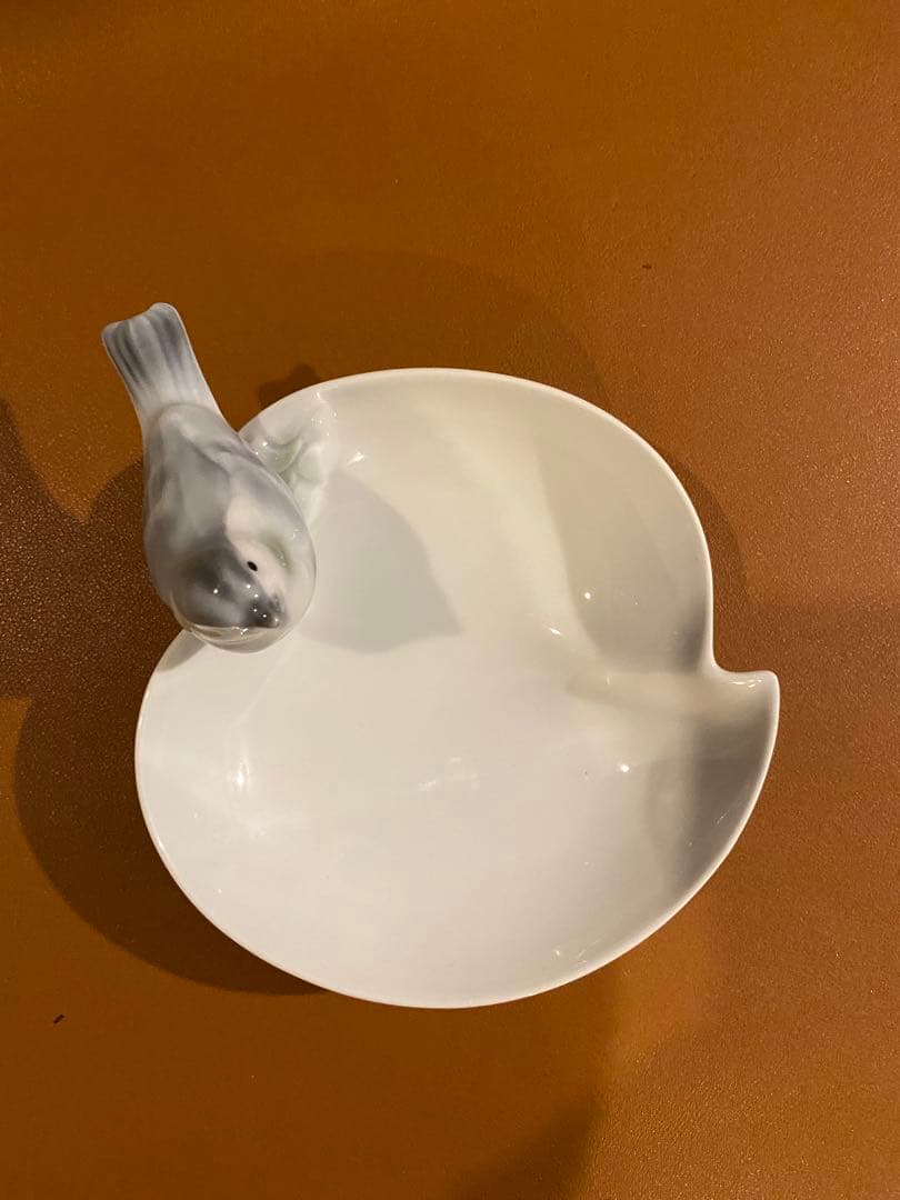 【美品 名品】深川製磁 釉彩小鳥 彫刻皿 雀 鳥 小皿 鳥好きの方に