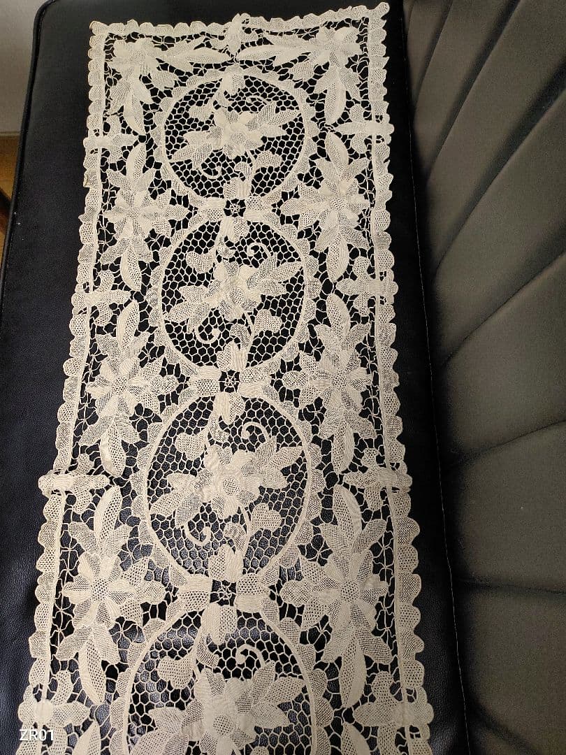 ①ヴィンテージ　クリーム色 レース テーブルクロス