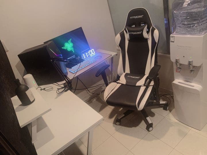ゲーミングPC、ゲーミングチェア、L字デスク