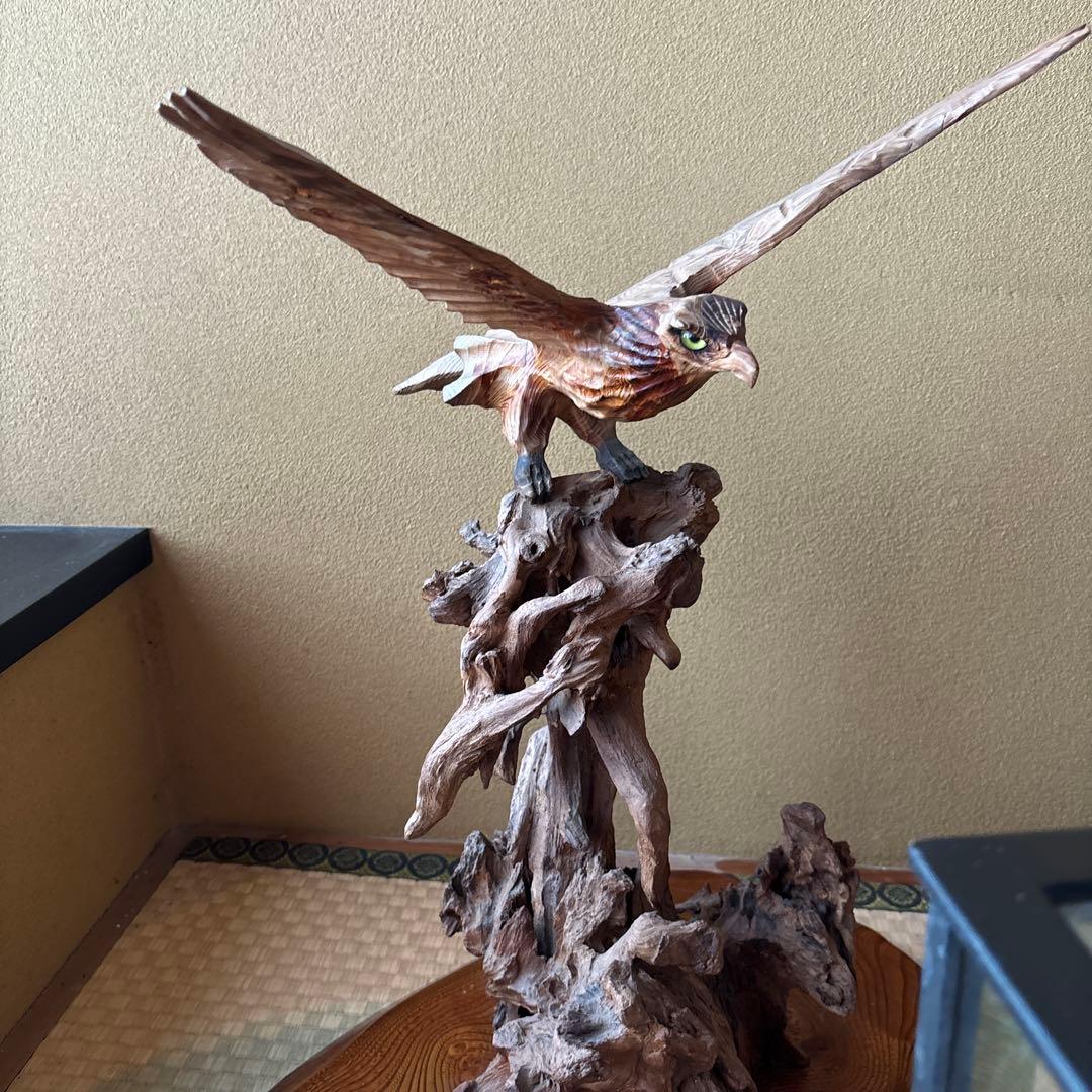 木彫り　鷹　台座付き