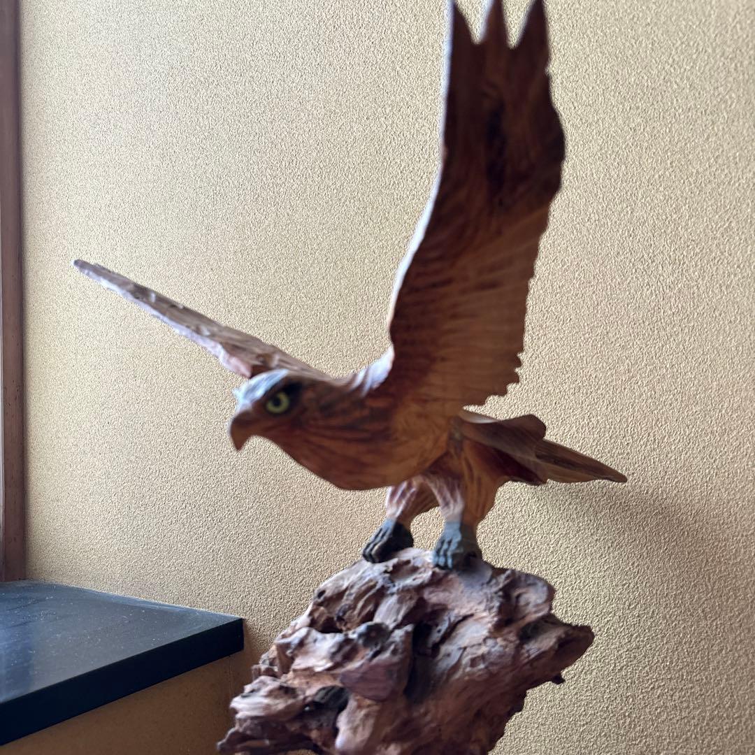 木彫り　鷹　台座付き