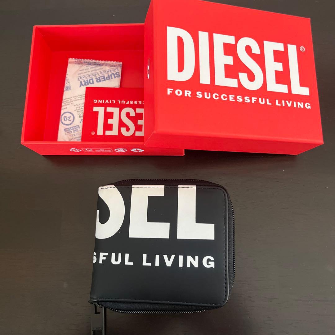 DIESELのロゴが特徴的なジッパー付き二つ折り財布。