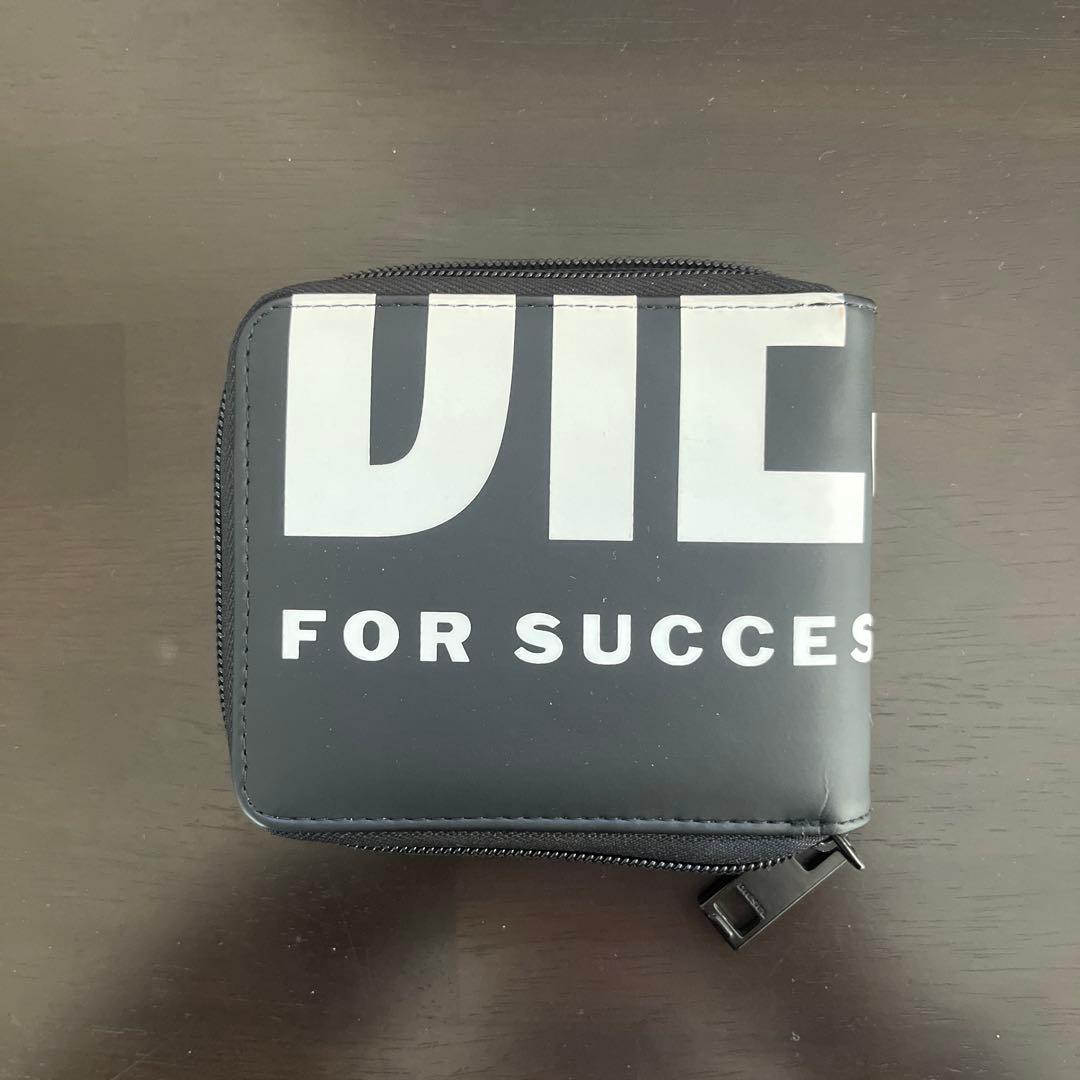 DIESELのロゴが特徴的なジッパー付き二つ折り財布。