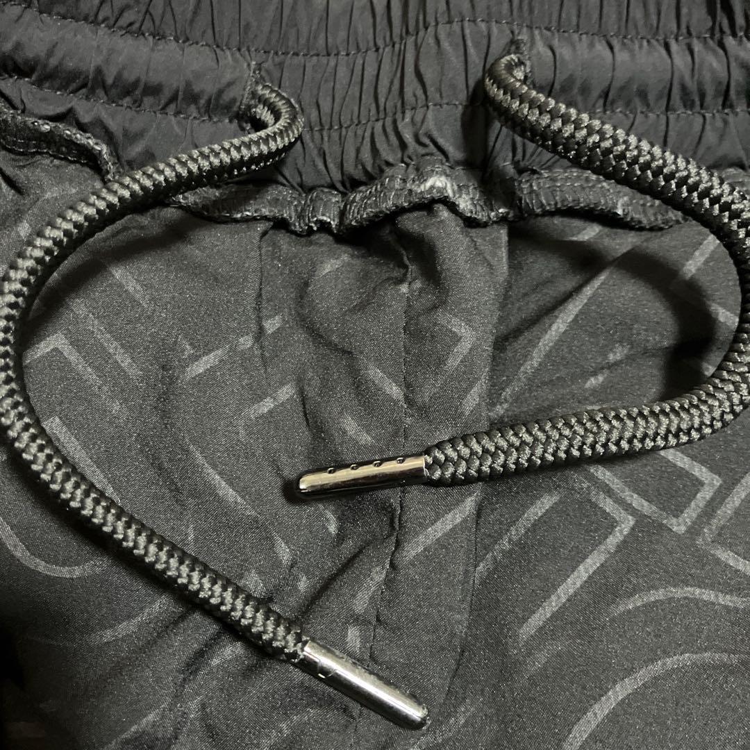 【1PIU1UGUALE3 RELAX】ビッグロゴパデッドパンツ