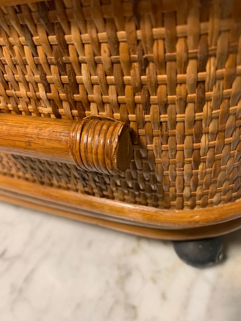 昭和レトロ★キャスター付きラタンのテレビ台　天板回転式で便利　籐　テレビ台