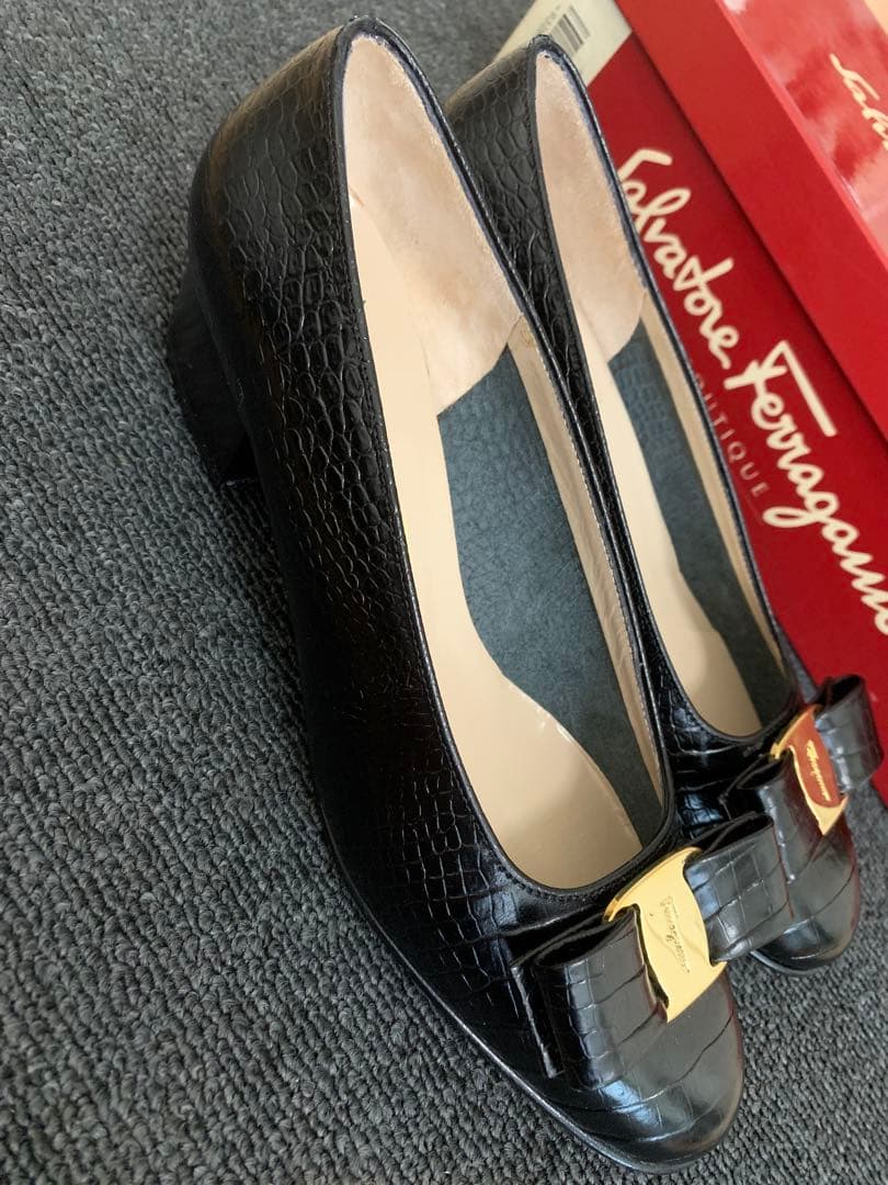 【超美品】Salvatore Ferragamo VARAパンプス ブラック