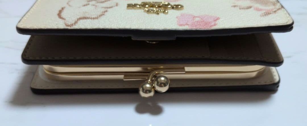 COACH キスロック ミディアム ウォレット　フローラル プリント