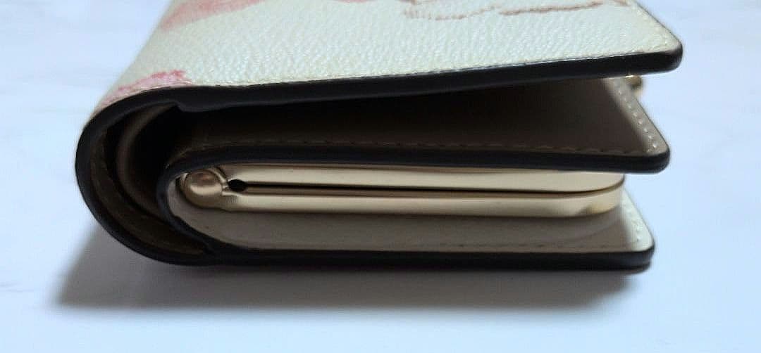 COACH キスロック ミディアム ウォレット　フローラル プリント