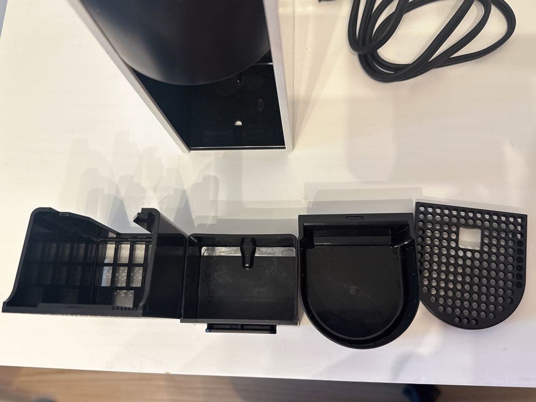 説明書あり　ネスプレッソ エッセンサミニ 容量0.6L C30-WH-W