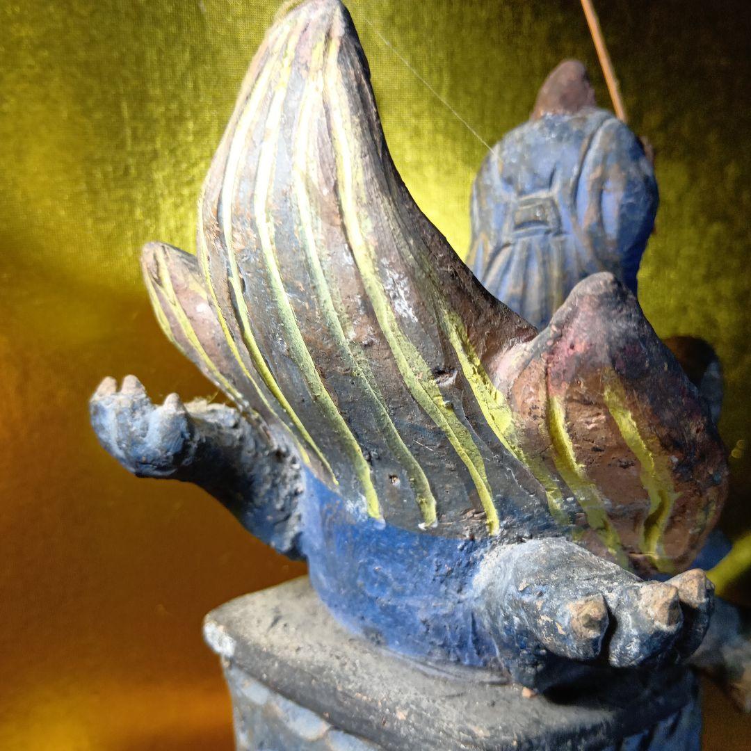 亀の上に立つ人物像 置物