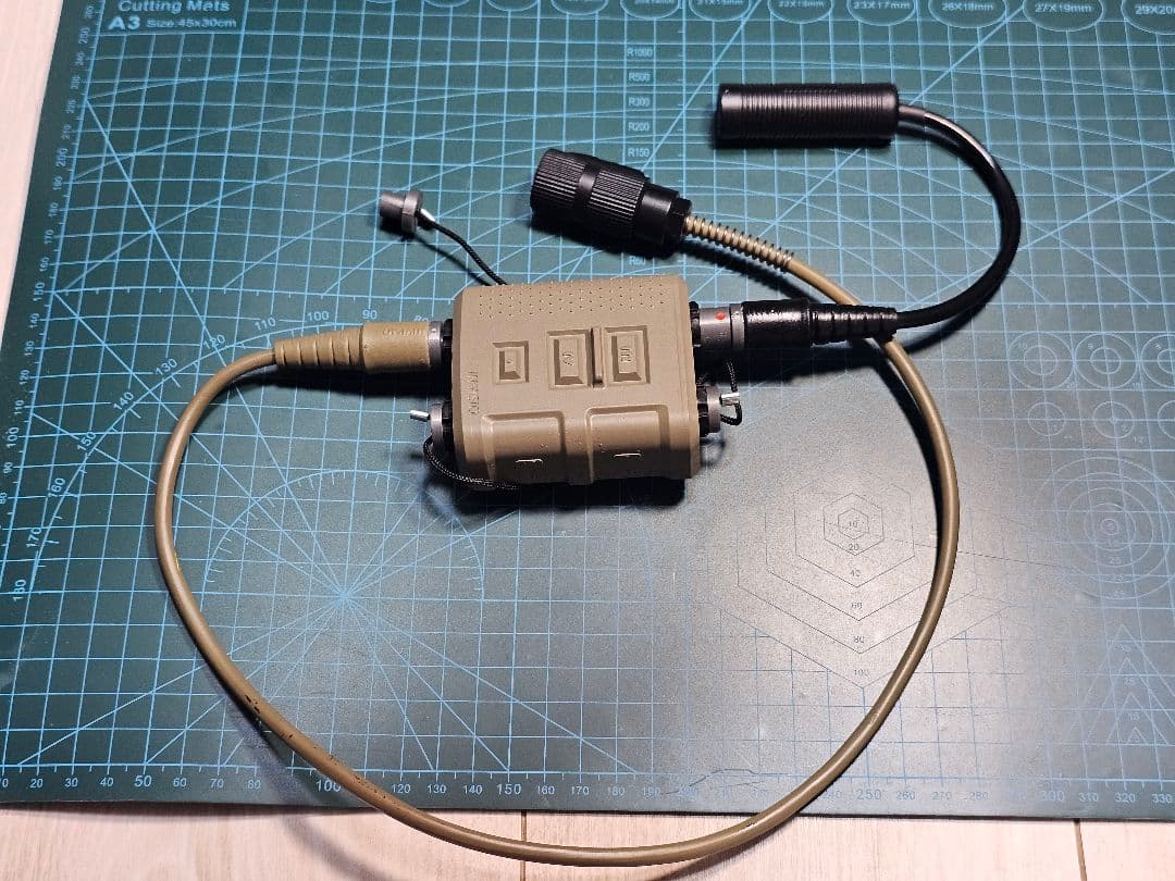 INVISIO V60 PTTのダミーモデル+ケーブル追加