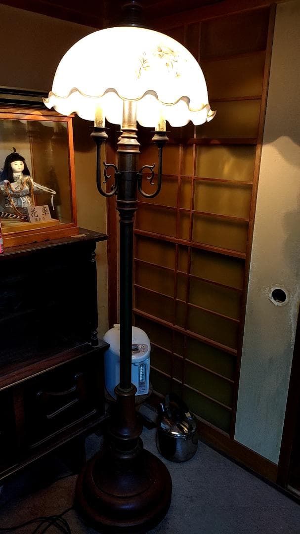 30年前に新築祝いで頂いたアンティークスタンランプです。