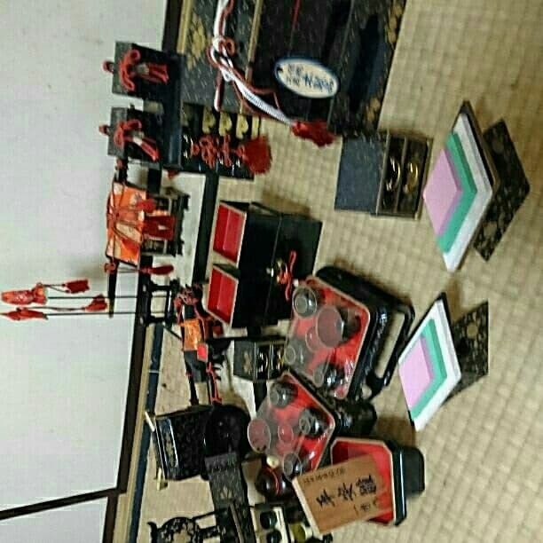 雛人形の飾り付けです娘が人形だけでいいと言うから４０万の一部です❗