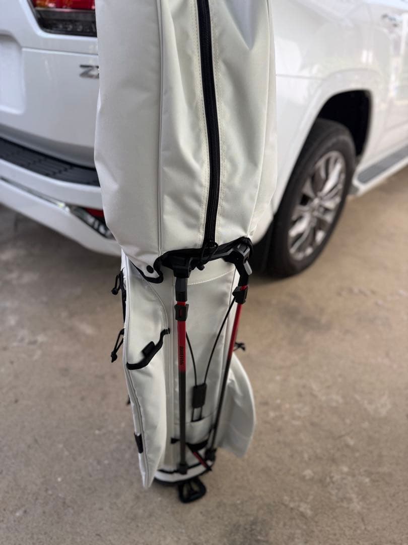 超美品　ブリーフィング　キャディバッグ　白　スタンド　ネームプレート付き