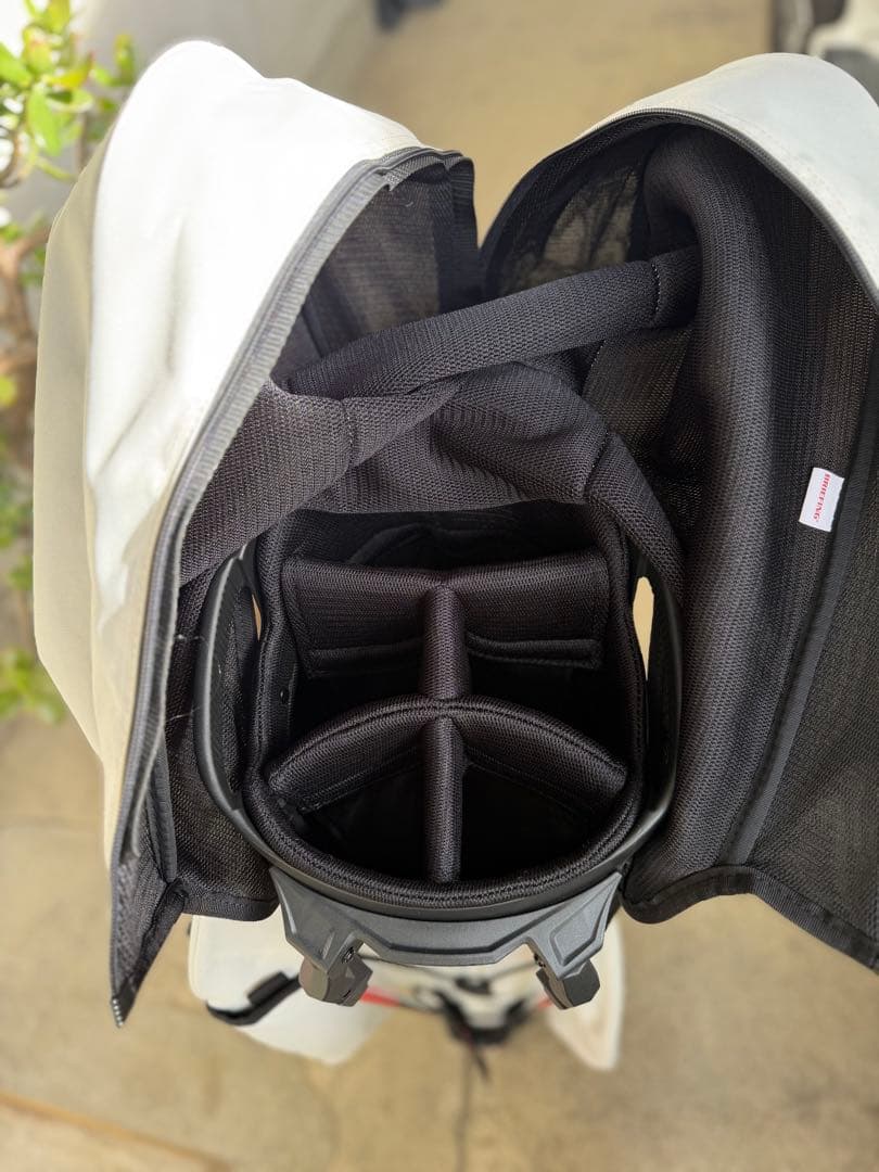 超美品　ブリーフィング　キャディバッグ　白　スタンド　ネームプレート付き